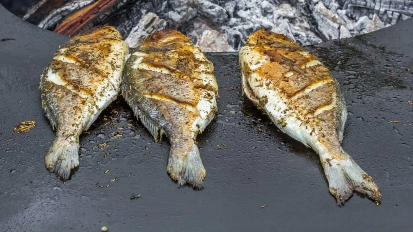 Assortiment de poissons frais grillés, spécialité des restaurants de Torrevieja