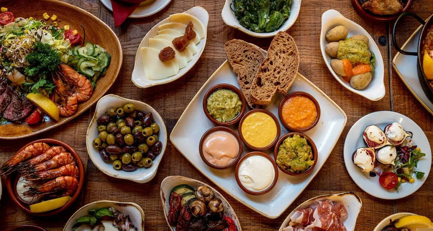 Dégustation de tapas variées à Torrevieja pendant des vacances en Espagne